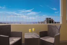 balcón con muebles de exterior