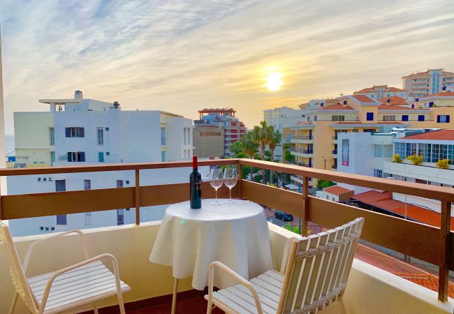 Unterkunftsbalkon mit Sonnenuntergang Balkon der Unterkunft mit herrlichem Blick auf den Sonnenuntergang