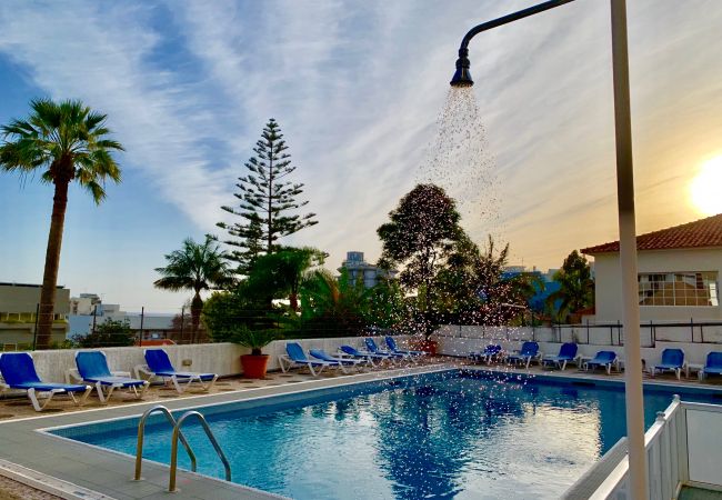 Dusche am Pool vorhanden Dusche am Pool vorhanden