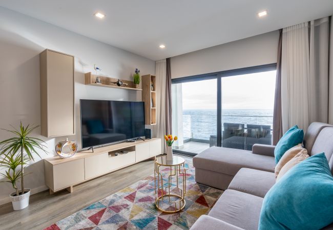 Ferienwohnung in Santa Cruz - Sea View Balcony by Madeira Sun Travel Modern eingerichtetes Wohnzimmer mit Meerblick
