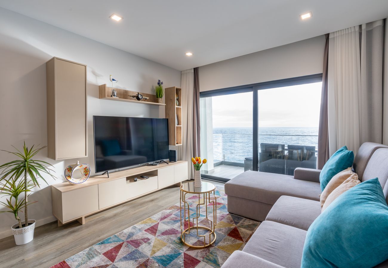 Ferienwohnung in Santa Cruz - Sea View Balcony by Madeira Sun Travel Modern eingerichtetes Wohnzimmer mit Meerblick