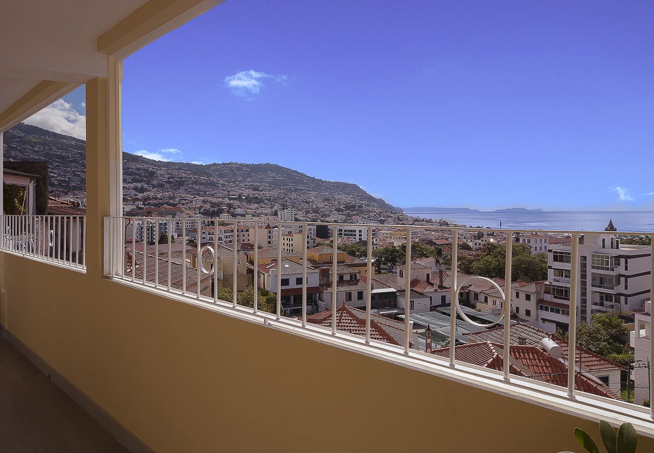 Funchal Window City Center House varanda com vista para o centro do Funchal
