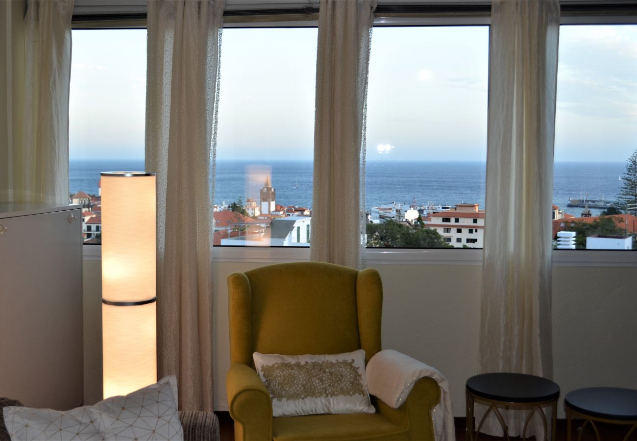 Funchal Window City Center House Sala de estar com vista para o Oceano Atlântico