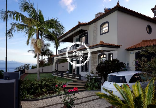 Villa privada com vista sobre a baía do Funchal Villa em zona residencial com vista mar, churrasco, jardim e estacionamento privado.
