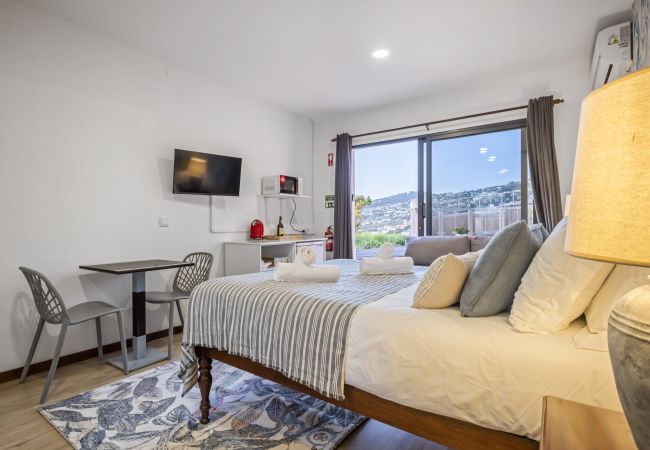 Quarto em Calheta - White Rabbit I by Homie Quarto em Calheta - White Rabbit I by Homie