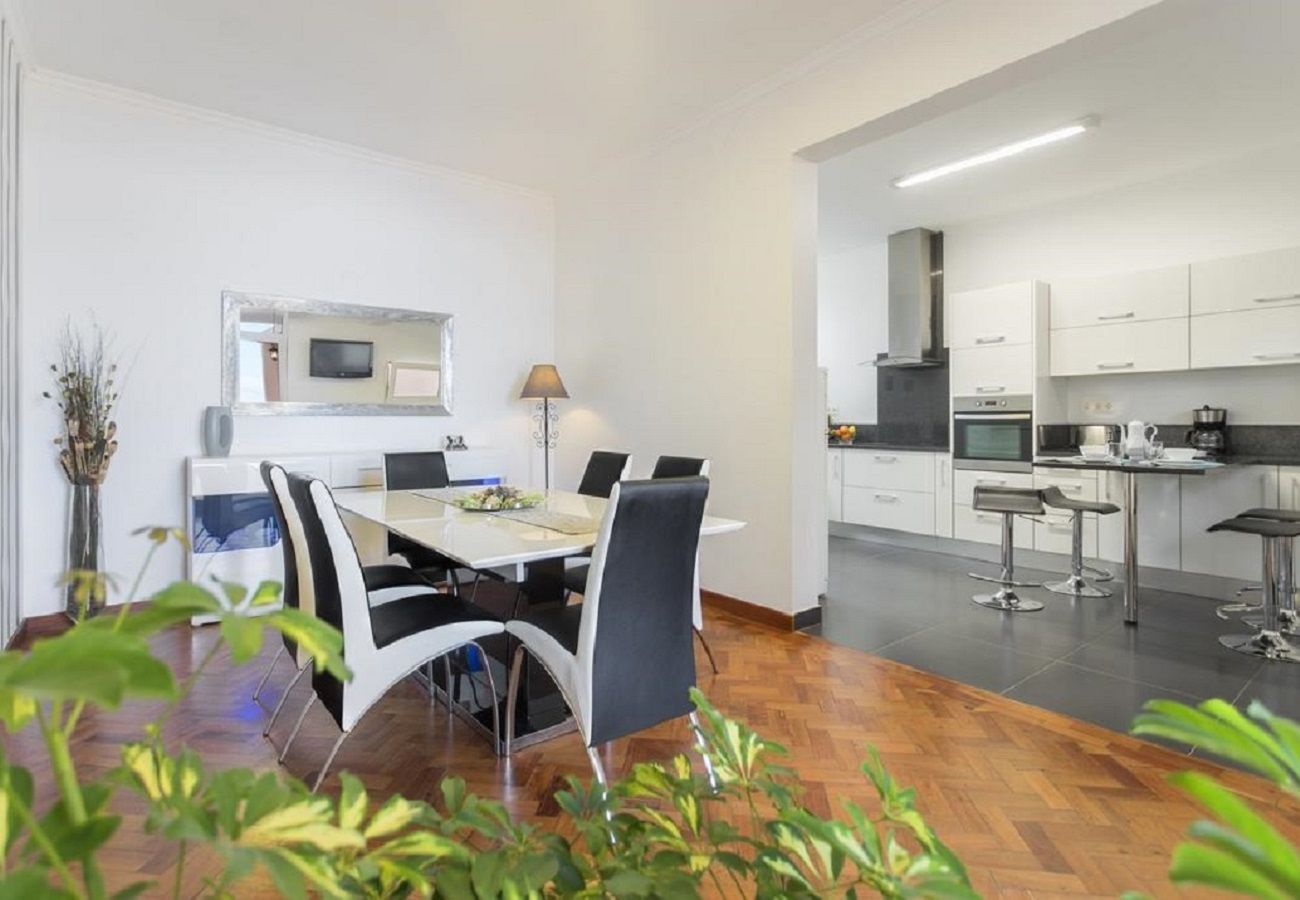 Dining room area for 6 people Villa in Funchal - Funchal Bay View Villa by Madeira Sun Travel